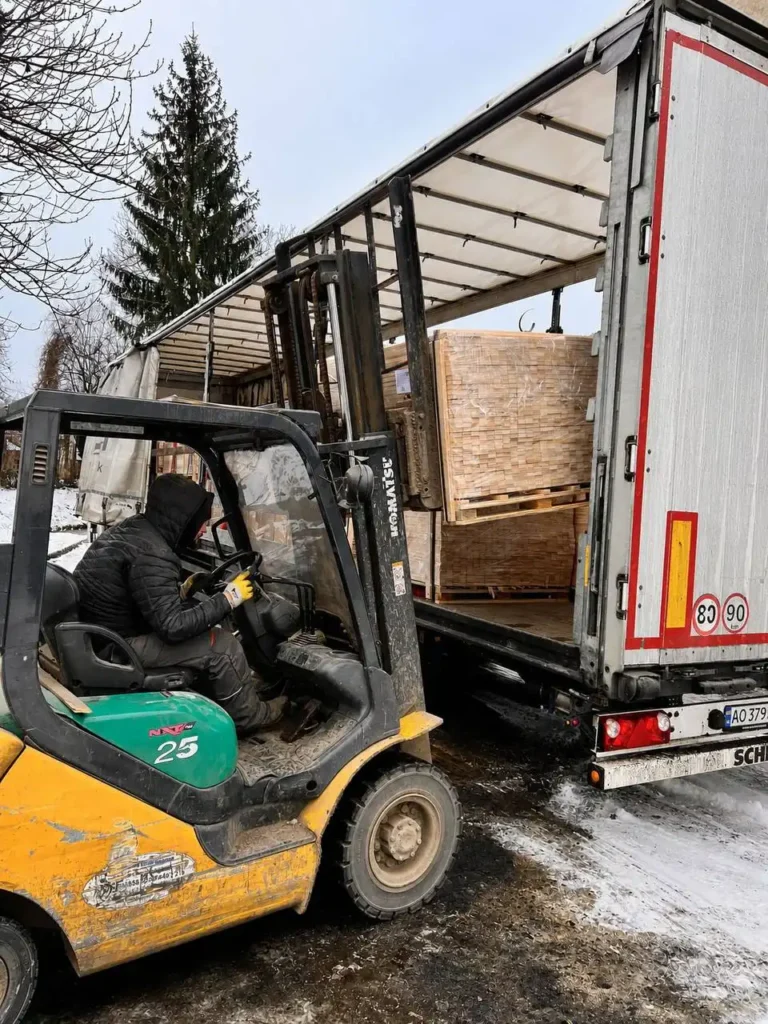 Погрузка ламелей у вантажівку